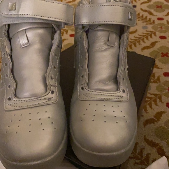 Fila size 6.5 astronaut high tops in silver - Picture 2 of 3